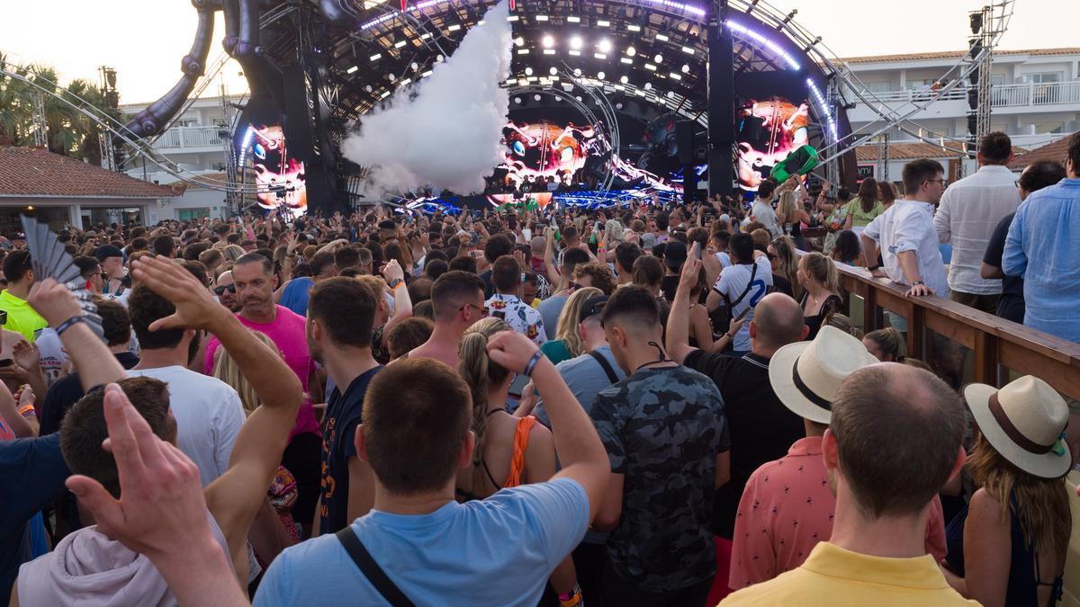 Varias personas bailan durante la fiesta ‘Ants’ de la discoteca Ushuaia Ibiza.