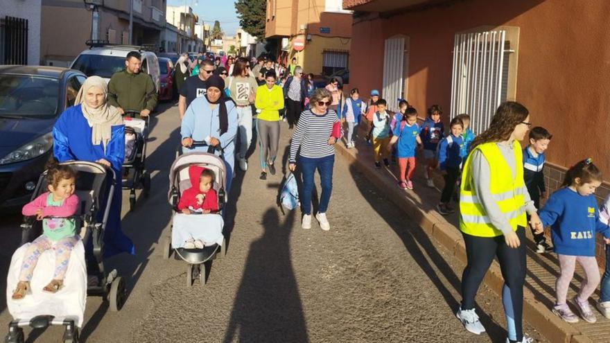 El CEIP Virginia Pérez celebra el Día de la Educación Física en la calle con su Pedibús