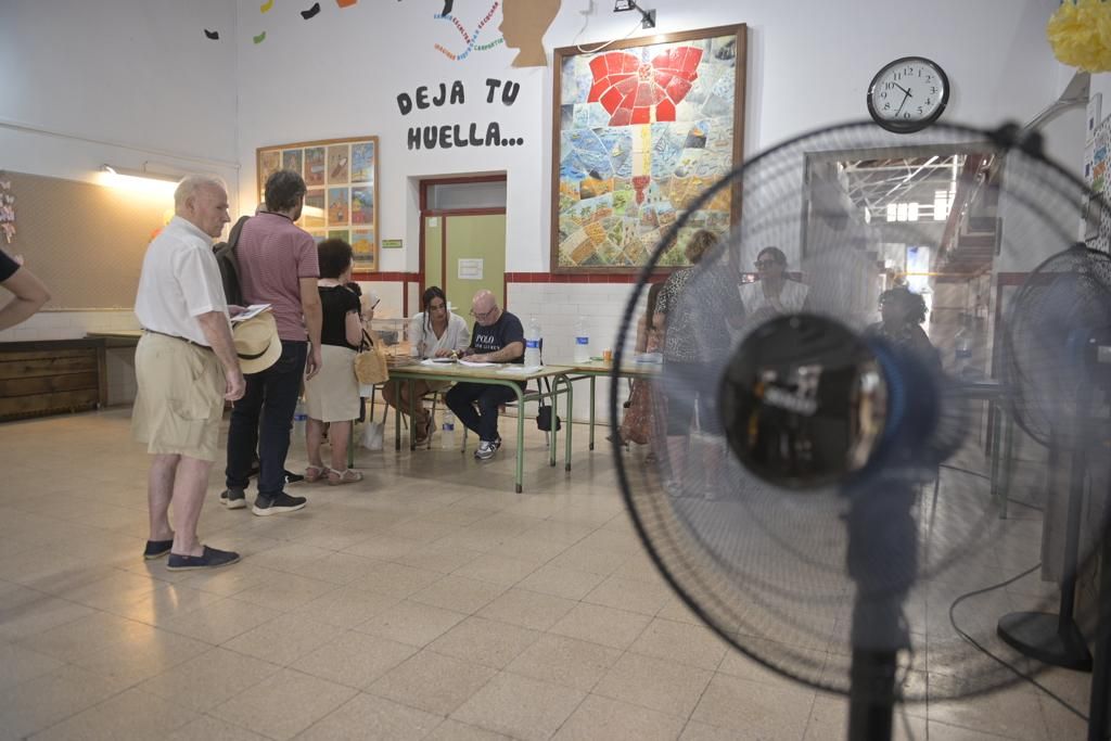 23 J en Elche: masiva asistencia al arranque de las votaciones