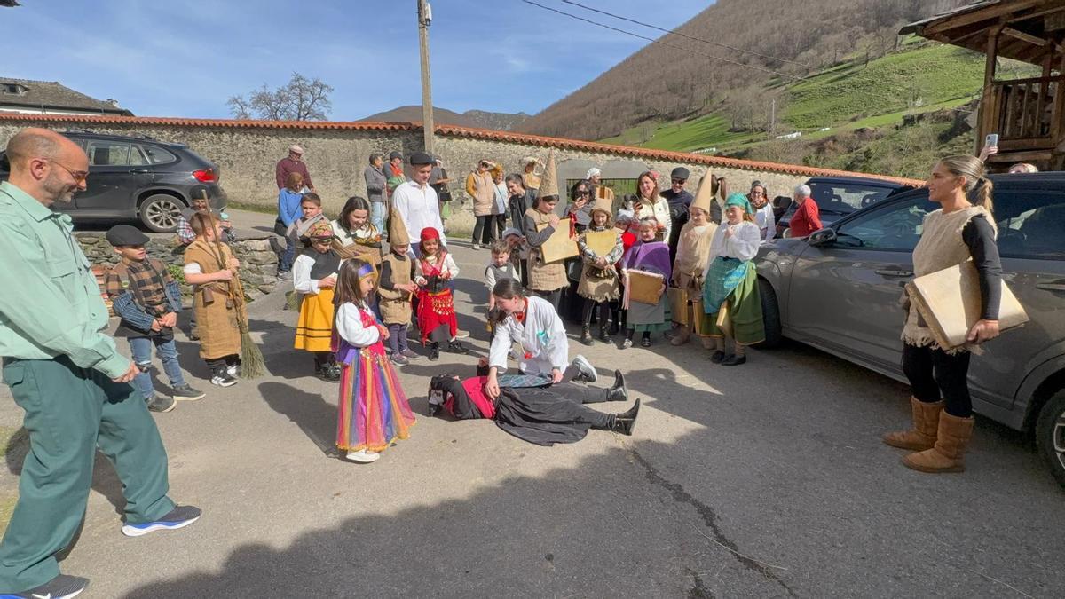 Momento en el que el personaje de la preñada se pone de parto.
