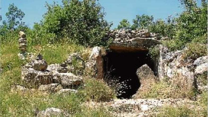 El dolmen de la Vila o de Llanera és el més gran de Catalunya