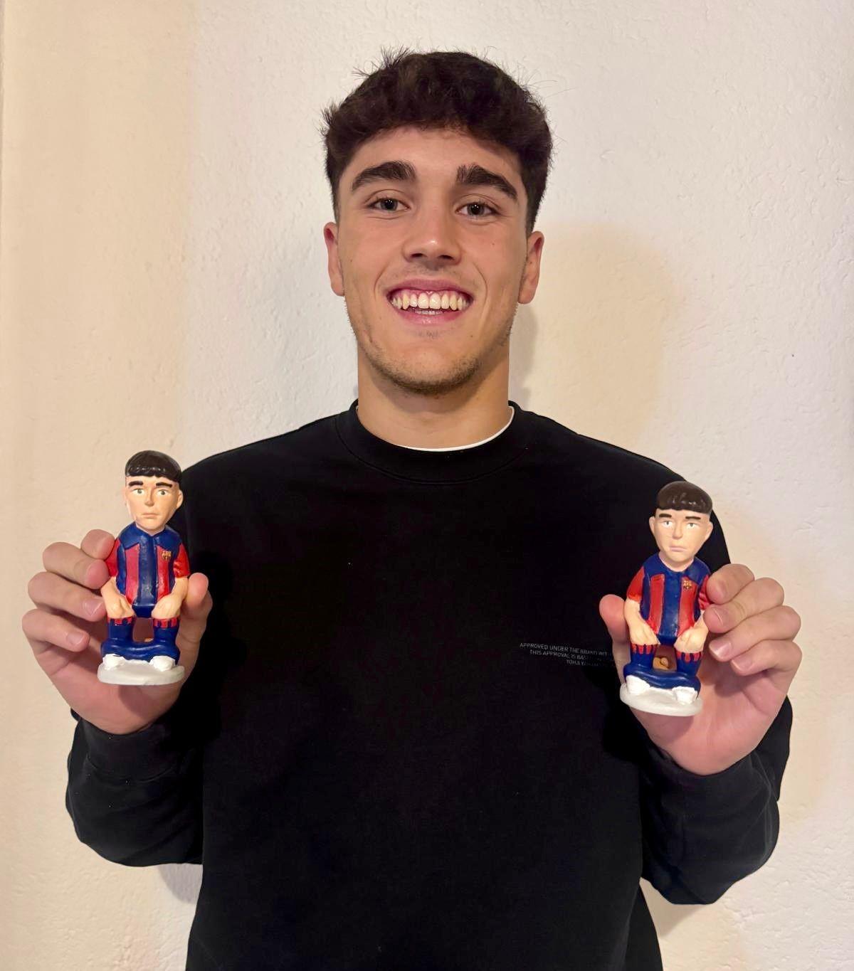 El defensa català del primer equip del FC Barcelona, Pau Cubarsí, amb dos dels seus caganers.