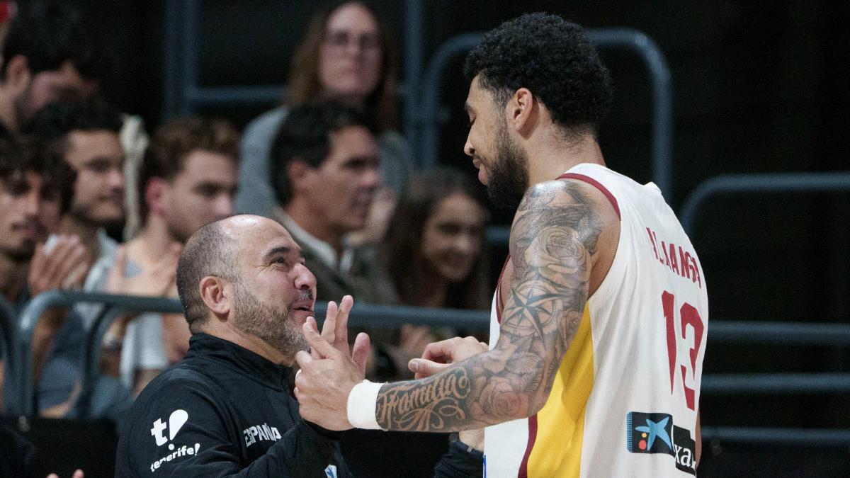 Chus Mateo felicita a Izan Almansa