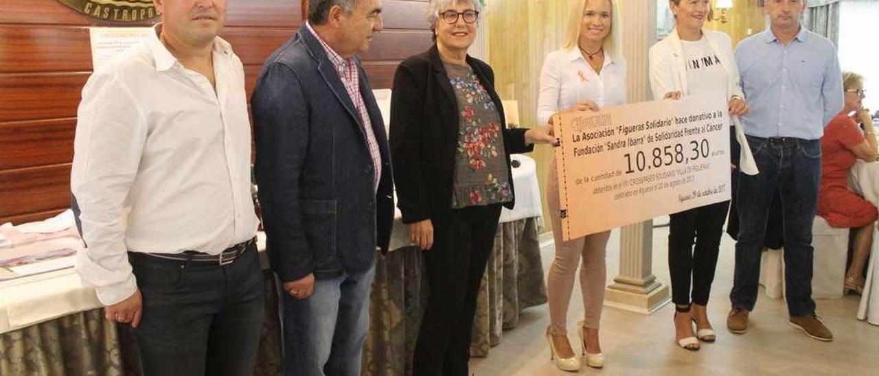 Por la izquierda, Manuel Guerra, miembro de la asociación Figueras Solidario; Fernando García, presidente del colectivo; Teresa Dorado, alcaldesa en funciones de Castropol; Beatriz Ibarra, representante de la Fundación Sandra Ibarra; Susana Santamarina, gerente del Hospital de Jarrio, y Fernando Quintana, ideólogo del Cross Solidario, en Castropol.