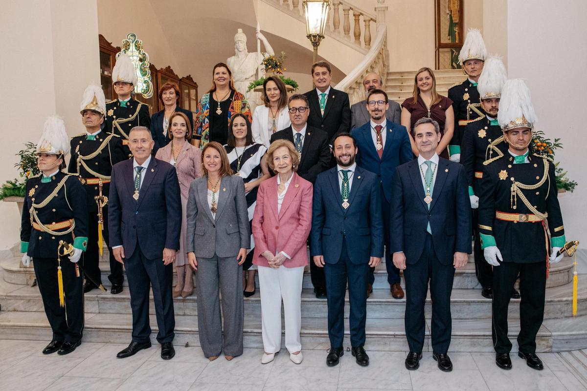 La reina Sofía con miembros de la corporación municipal y la Policía Local con uniforme de gala.