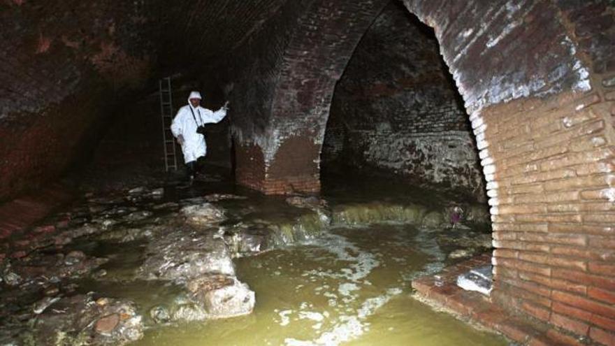 Cloacas. Un operario inspecciona la red de alcantarillado en el subsuelo de la ciudad.