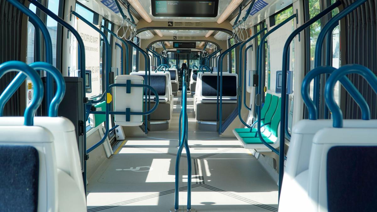 El nuevo modelo de tranvía Citadis X05 es más amplio en su interior, según destaca la ATM.