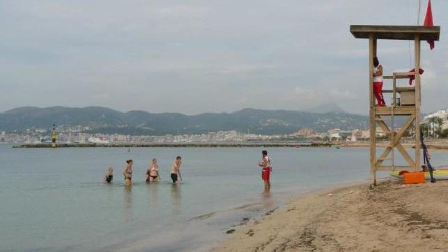 Un socorrista advirtió a unos turistas que no se podían bañar ayer en Ciutat Jardí.