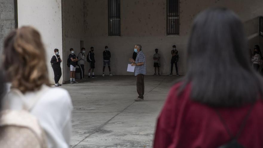 Alumnos del instituto IES Poeta Claudio Rodríguez se organizan antes de entrar a clase.