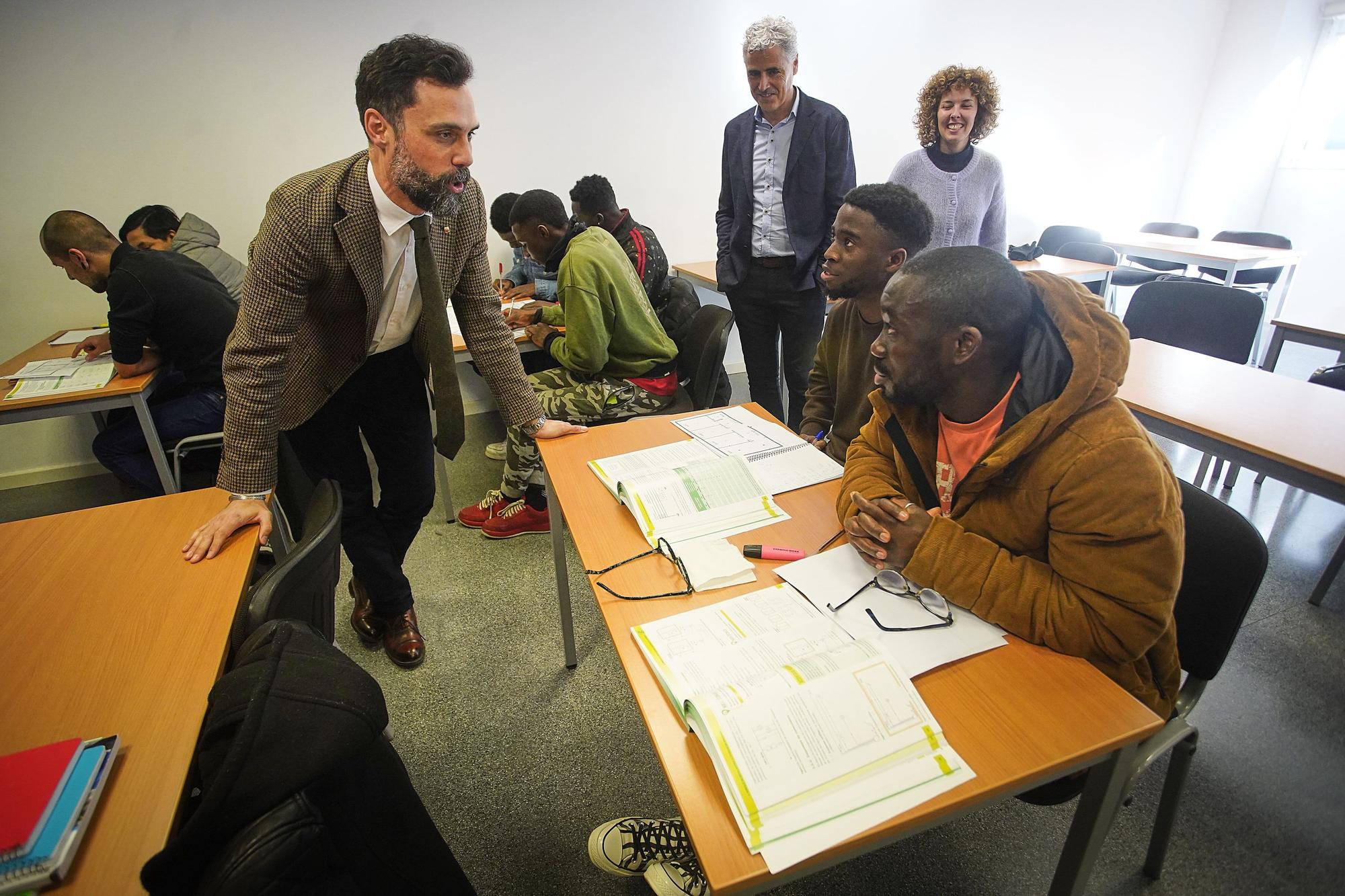 Roger Torrent visita el programa d'FP Ocupacional Dual d'electrònica a la ciutat de Girona