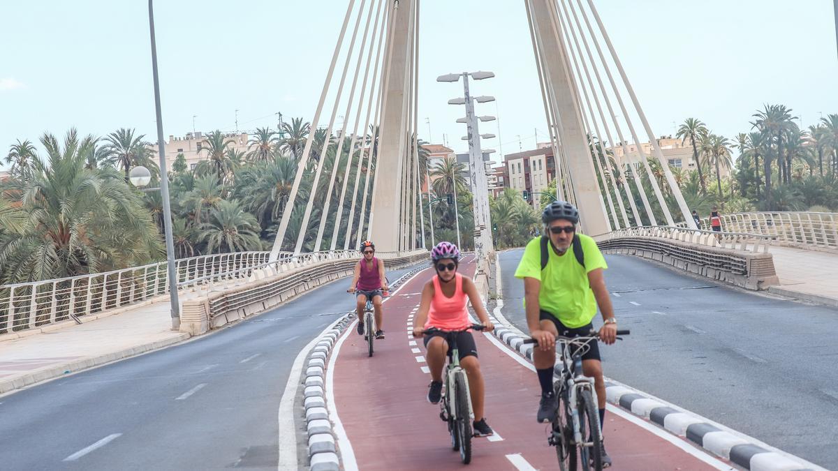 El nuevo carril bici que cruza Pedro Juan Perpiñán por el Pont de la Generalitat