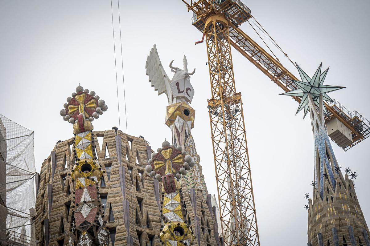 Dos colosales figuras de mármol griego de Thasos, el más blanco del mundo, aguardan a los pies del templo de la Sagrada Família para ser alzadas en octubre a la cima de las torres dedicadas a los evangelistas Juan y Mateo, la primera, como marca la tradición cristiana, un águila, y la segunda, con un esculpido que a veces confunde incluso a los más creyentes, con el aspecto de un hombre alado, sin que eso sea exactamente un ángel.