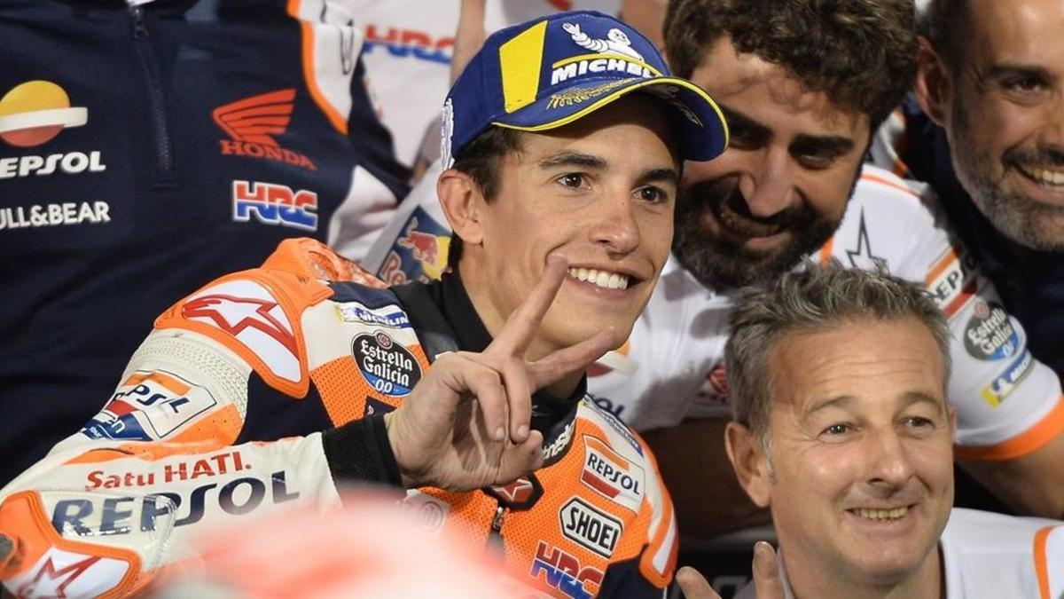 Marc Márquez celebra con su ingeniero Santi Hernández, con barba, y Roberto Cierici 'Ginetto', tras lograr el segundo puesto en Catar.