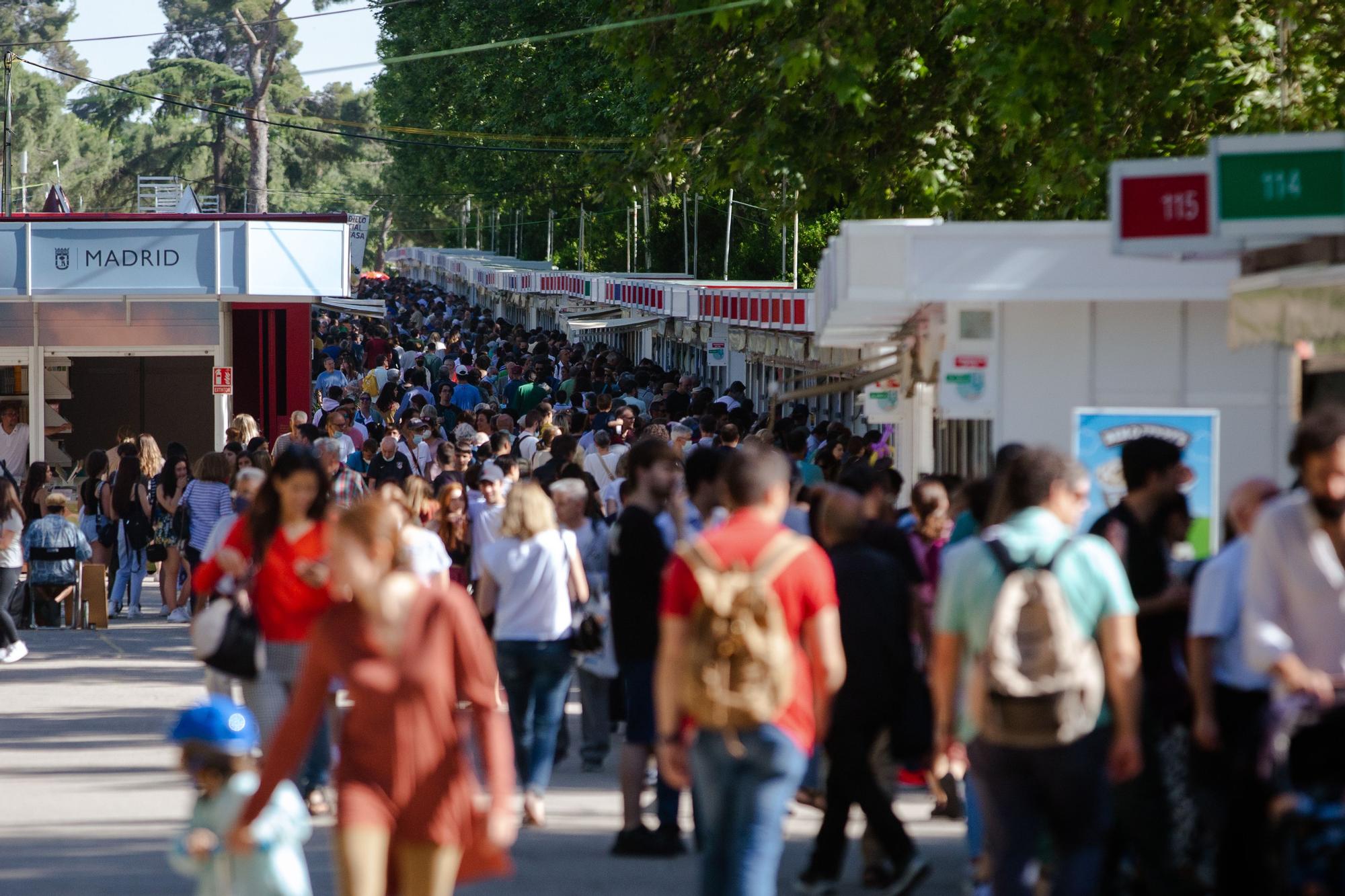 Gente paseando por el Parque del Retiro en Madrid durante la 81ª Feria del Libro.