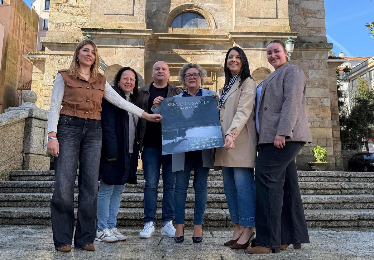 A alcaldesa, segunda pola dereita, presidiu o acto de presentación da programación.