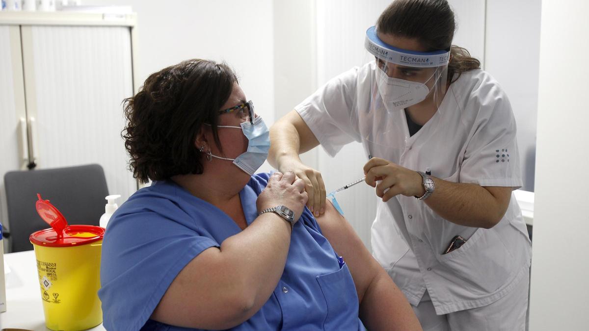 Ocho comunidades anuncian que en junio ya estarán vacunando a los menores de 50 años.