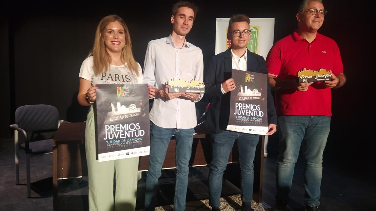 Estela López, Sergio López, Tomás Gestoso y Jesús María Prada posan con los Premios Juventud.