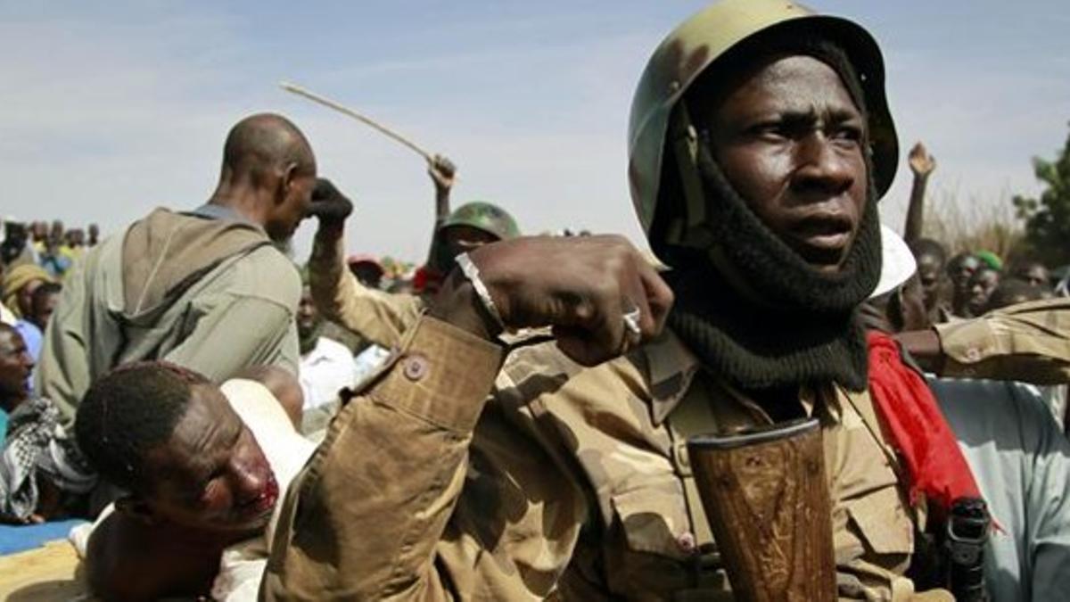 Un soldado maliense custodia a un presunto combatiente islamista, este martes en la reconquistada Gao.