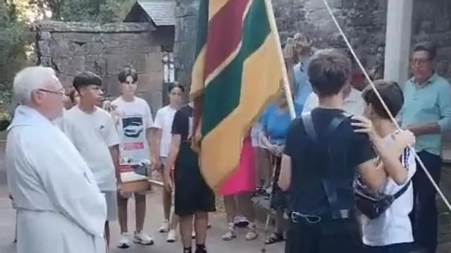 Una familia celebra sus bodas de oro regalando un pendón infantil para mantener viva la devoción por la Virgen del Carmen