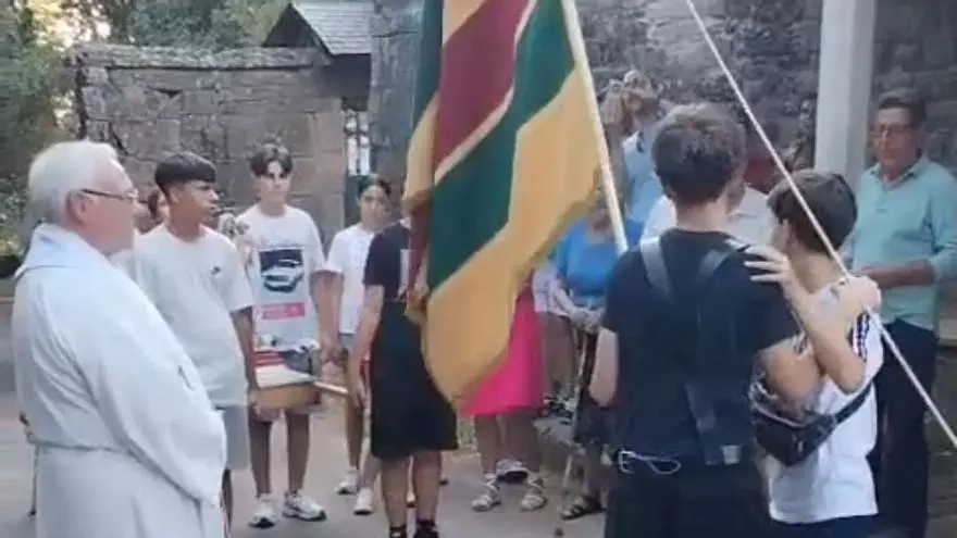 Una familia celebra sus bodas de oro regalando un pendón infantil para mantener viva la devoción por la Virgen del Carmen