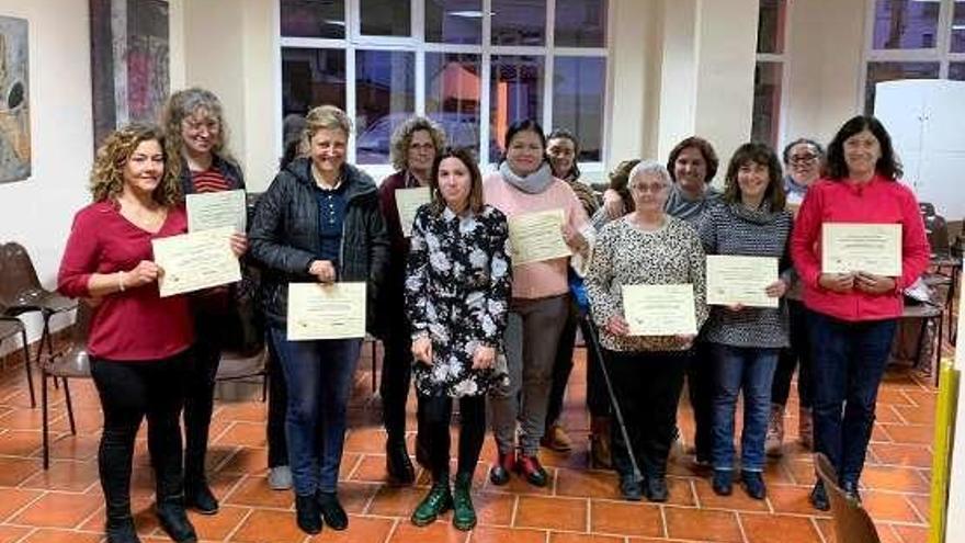 Los asistentes al curso, en el centro cívico de Posada.