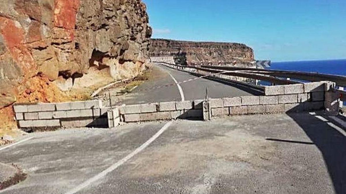 Uno de los muros que el Cabildo levantó en los extremos de la zona de desprendimientos en 2019 para evitar el acceso de personas.