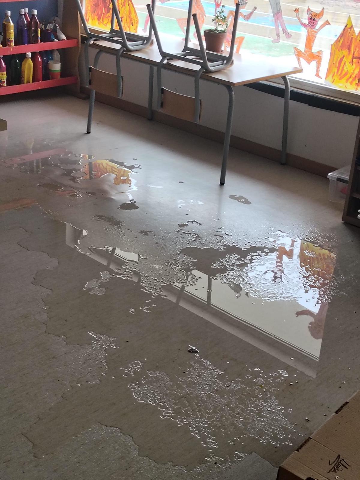 Las goteras han inundado parte de las aulas