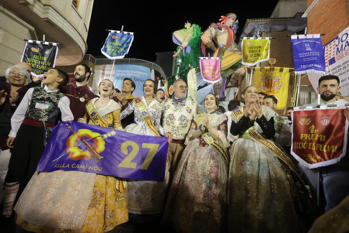 Los representantes de la comisión, con las autoridades, las falleras mayores y la JLF, con el monumento roto al fondo.