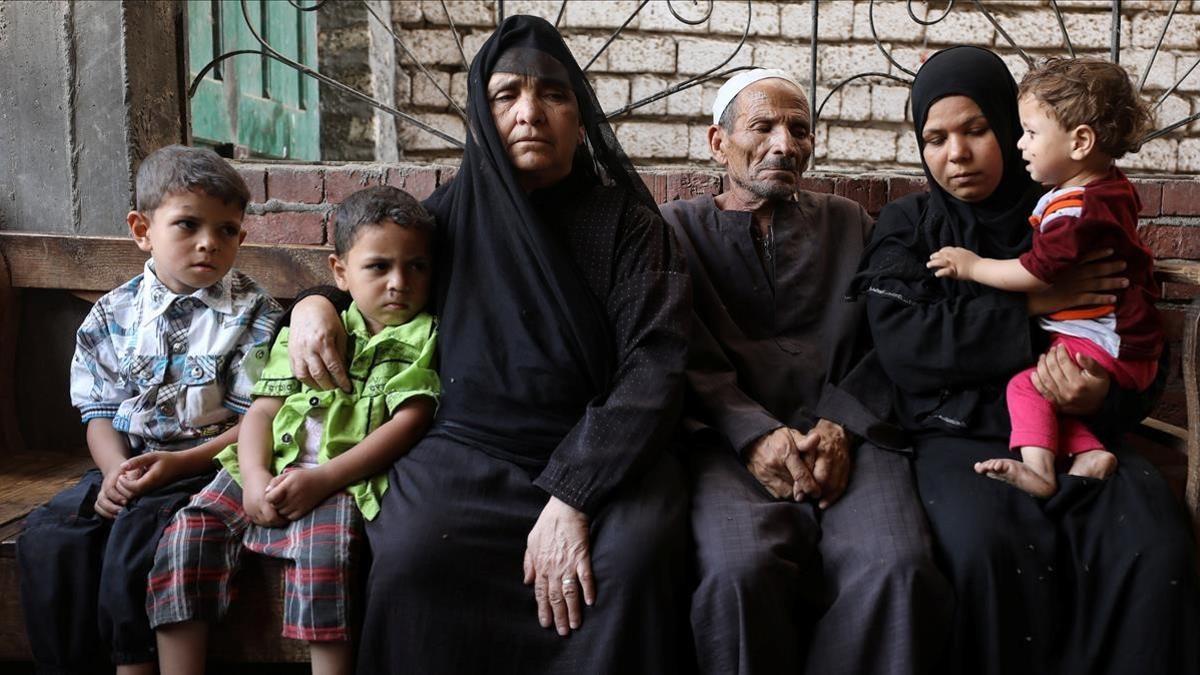 Familia egipcia que perdió a uno de sus miembros en la travesía del desierto libio para llegar a la costa y embarcar hacia Europa.