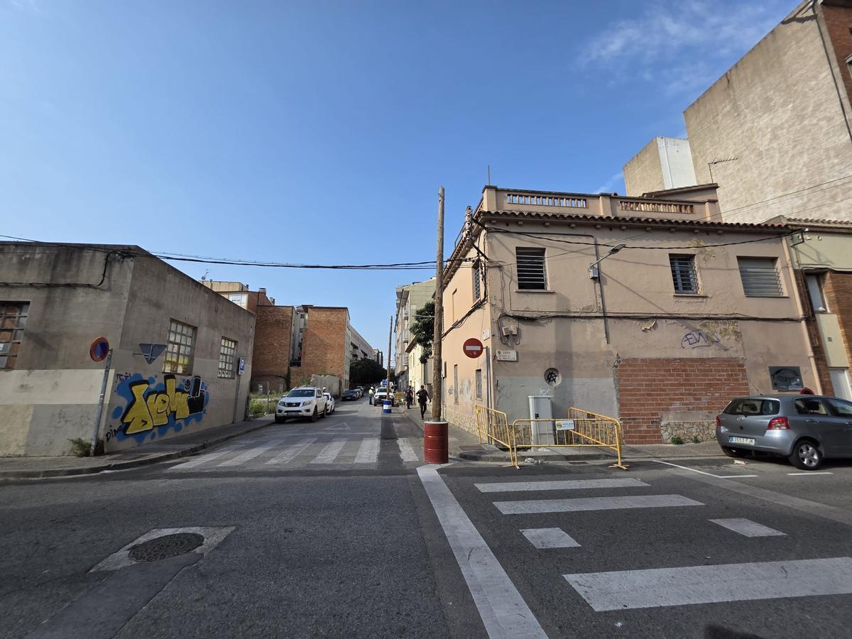 Les imatges de l'enderroc de diversos immobles al carrer Universitat de Cervera de Girona