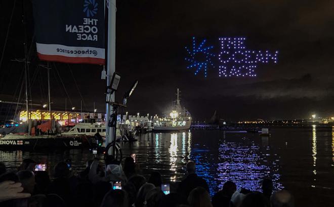 El espectáculo de los drones ilumina la Ocean Race en el puerto de Alicante