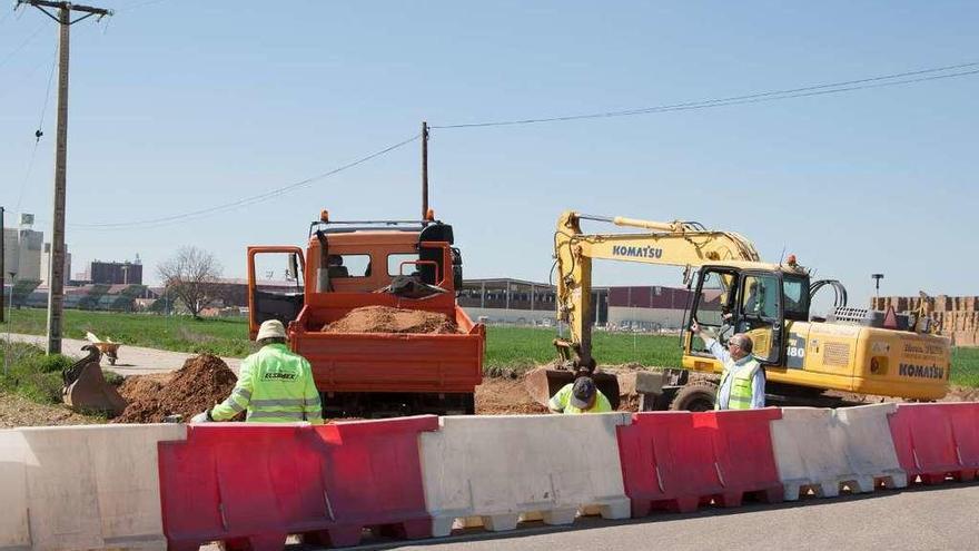 Los obreros y la maquinaria ya trabajan en la ampliación del camino de acceso a Cobadú .