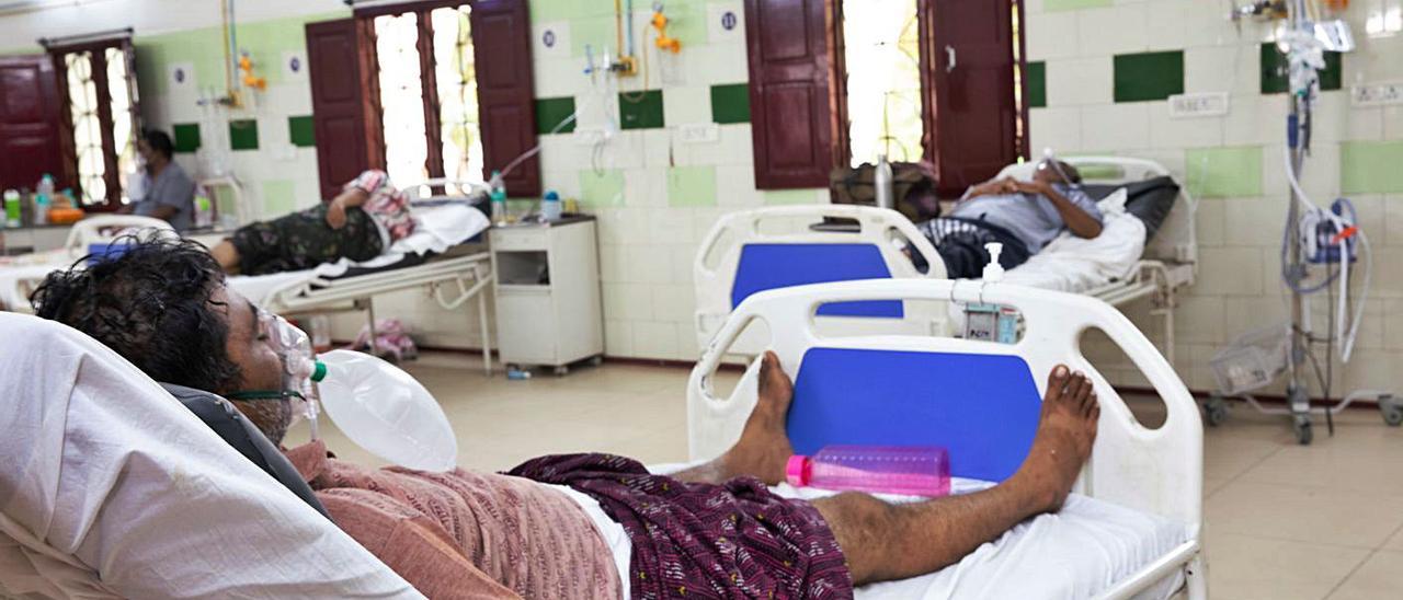 Varios pacientes con respiradores en el hospital de la Fundación Vicente Ferrer en  Bathalapalli. | FVF/AAINA VALLDAUR