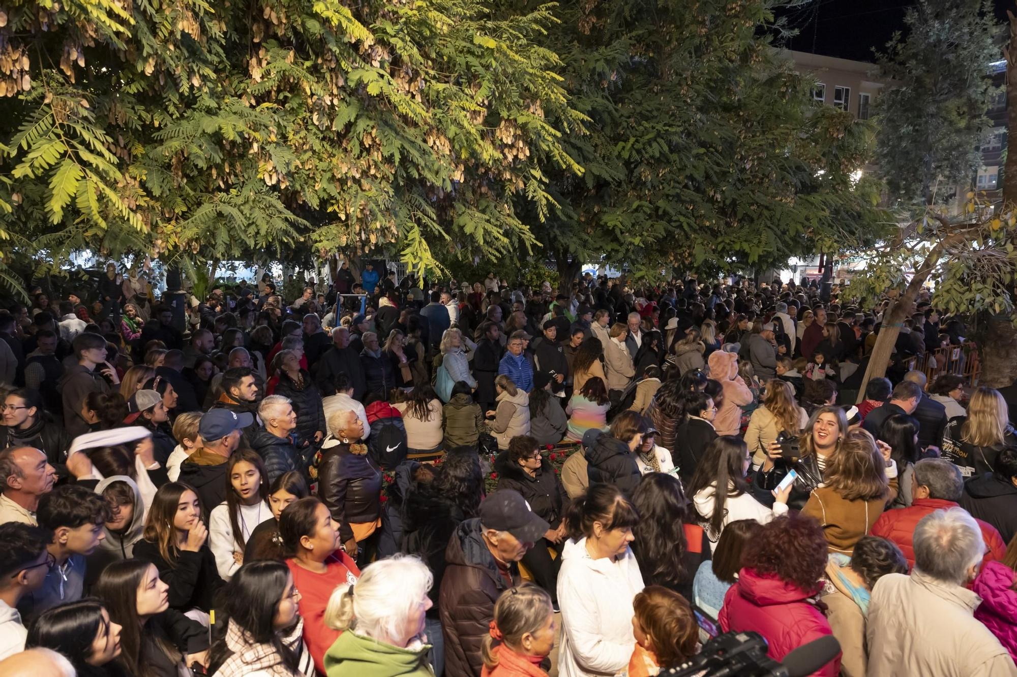 Fiesta multitudinaria de encendido de la iluminación de fiestas patronales y Navidad en Torrevieja