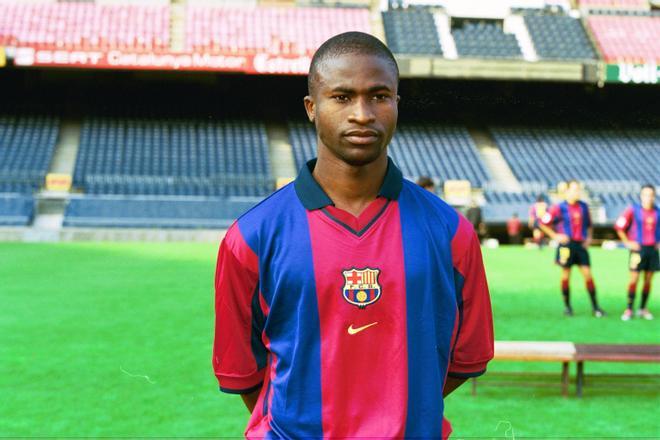 Samuel Okunowo es uno de los jugadores más pintorescos y más queridos por la afición del Barça de los últimos 20 años. El nigeriano llego al club en 1995 y en el 98 formó parte del primer equipo. Las lesiones no le permitieron mostrar su mejor nivel y su trayectoria fue desde el Benfica hasta el Badajoz o el Ionikos Nikeas griego. Se retiró en 2013 y ahora colabora con la Fundació