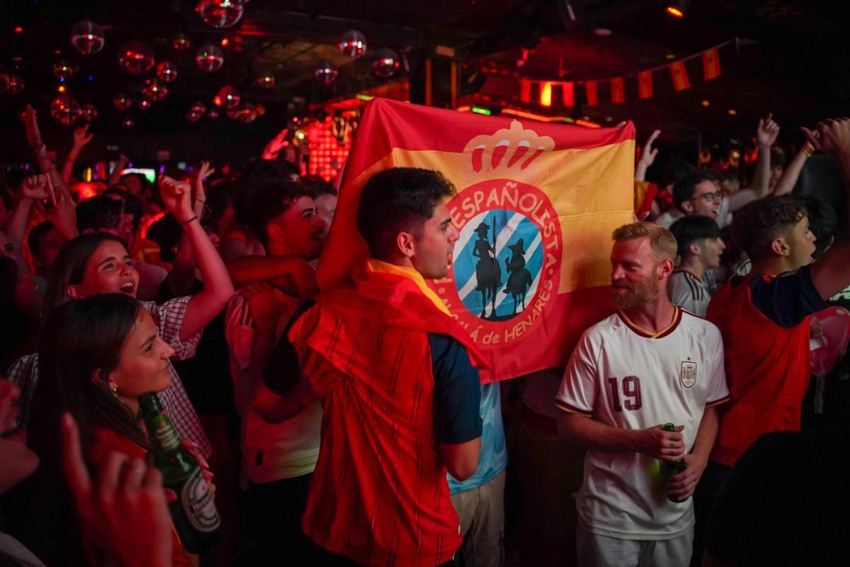 Así se vive el Mundial 2026, partido España contra Francia en la discoteca Bling Bling.