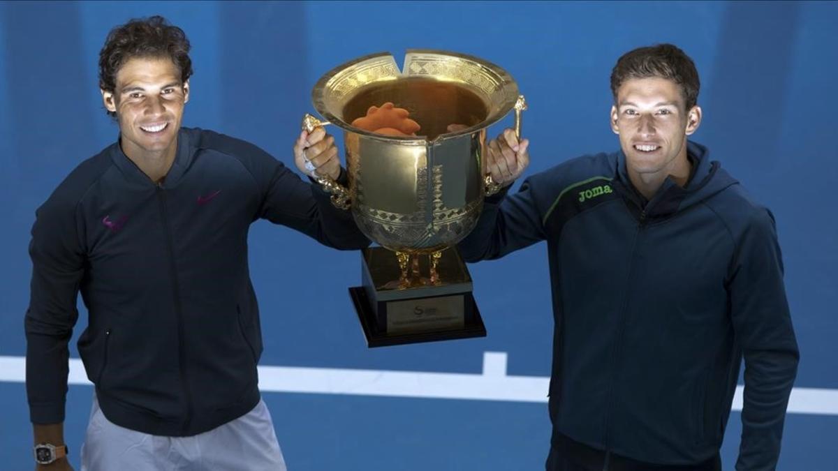 Rafael Nadal y Pablo Carreño posan con el trofeo del Abierto de China.