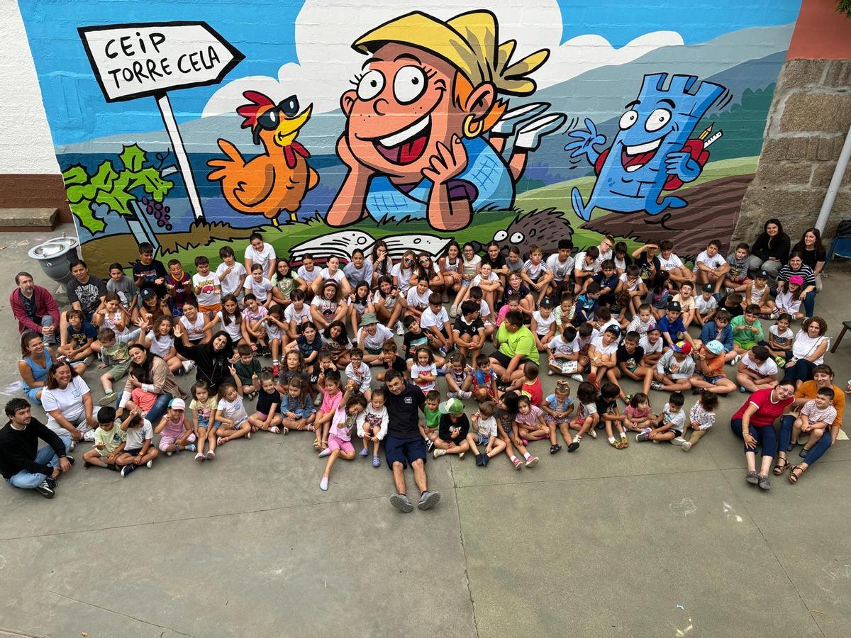 Foto de familia del alumnado de Cela, en Bueu.