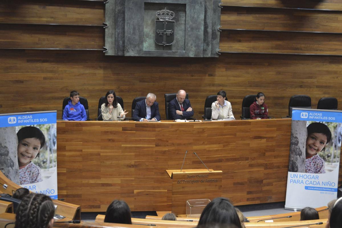 EN IMÁGENES: Sesenta alumnos asturianos se convierten en diputados por un día