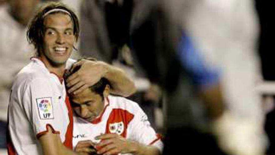 Michu y Tamudo celebran un gol.