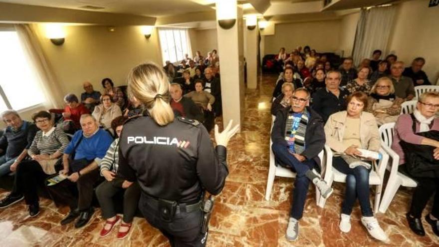 Un momento de la charla policial ofrecida el pasado viernes en el hotel Fiesta Park de Benidorm.