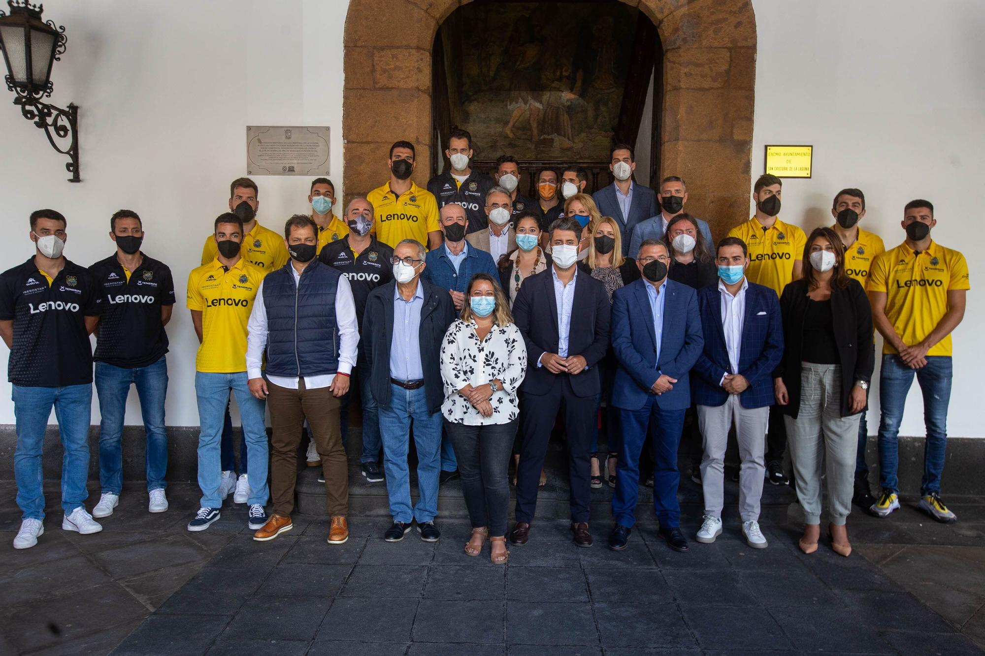 El alcalde de La Laguna, Luis Yeray Gutiérrez, recibe a la plantilla del CB Lenovo