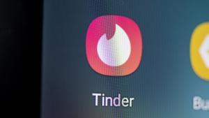 Archivo - FILED - 28 April 2021, Berlin: Logo of the mobile dating app Tinder can be seen on the screen of a smartphone. Tinder to add background checks, improved tools to report abuse. Photo: Fabian Sommer/dpa