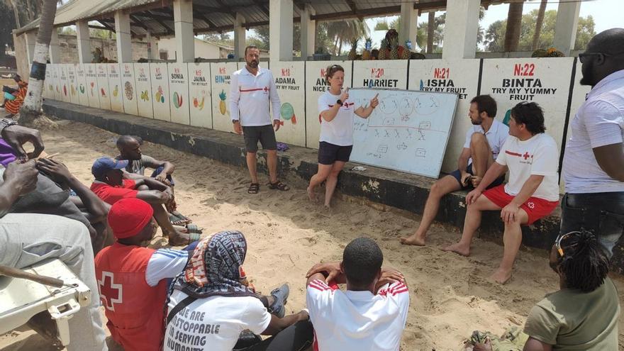 De Alicante a Gambia para enseñar a salvar vidas en el mar