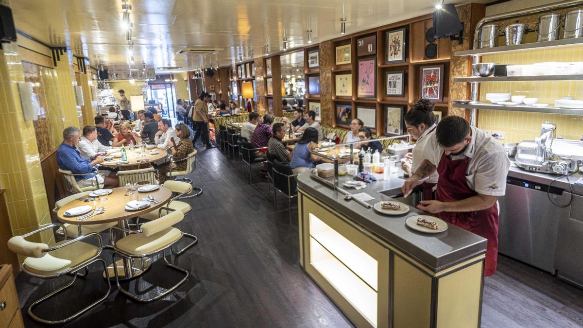 El comedor, con la cocina a la vista, de Casa Fiero.
