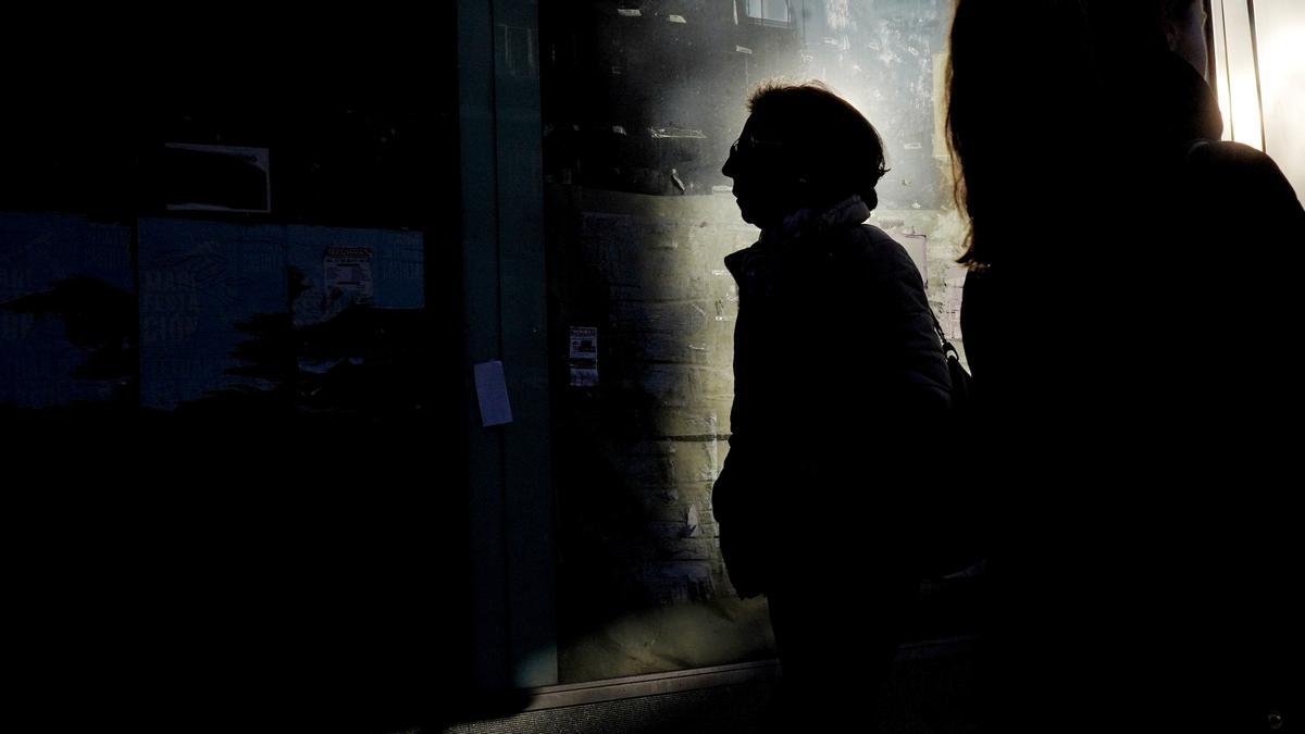 Una mujer camina por una calle del centro de la ciudad.