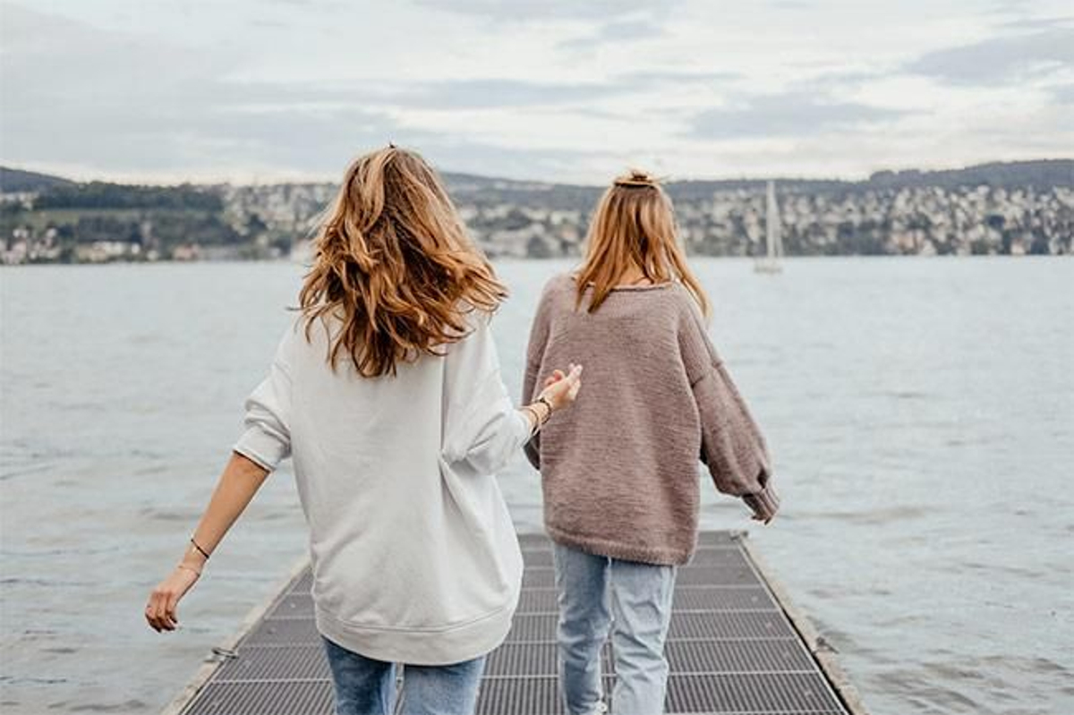 Dos chicas en un muelle