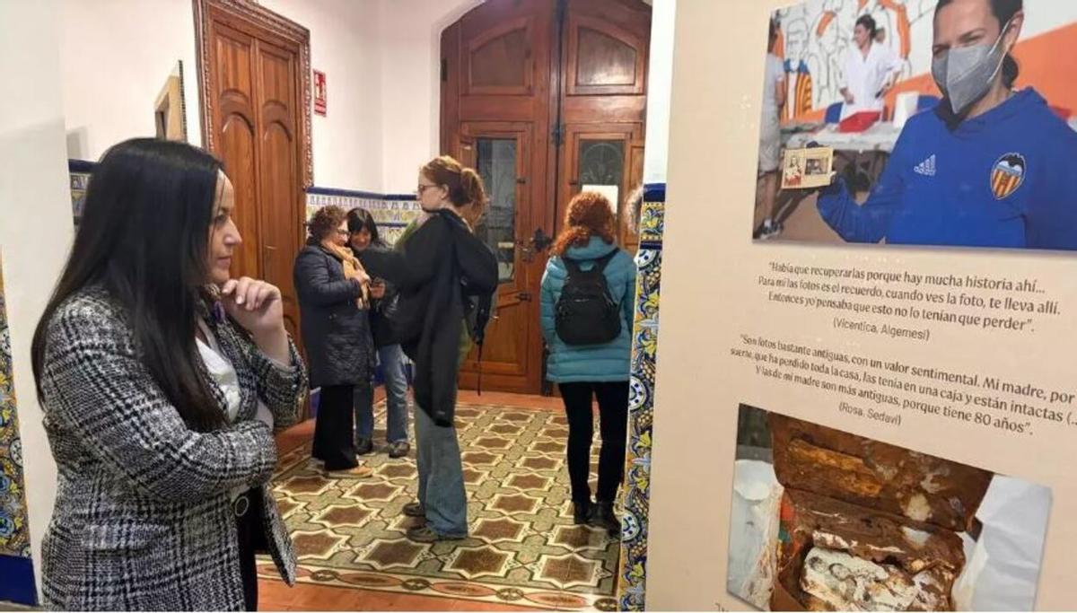Lorena silvent en una expoición sobre el papel de las mujeres tras la dana
