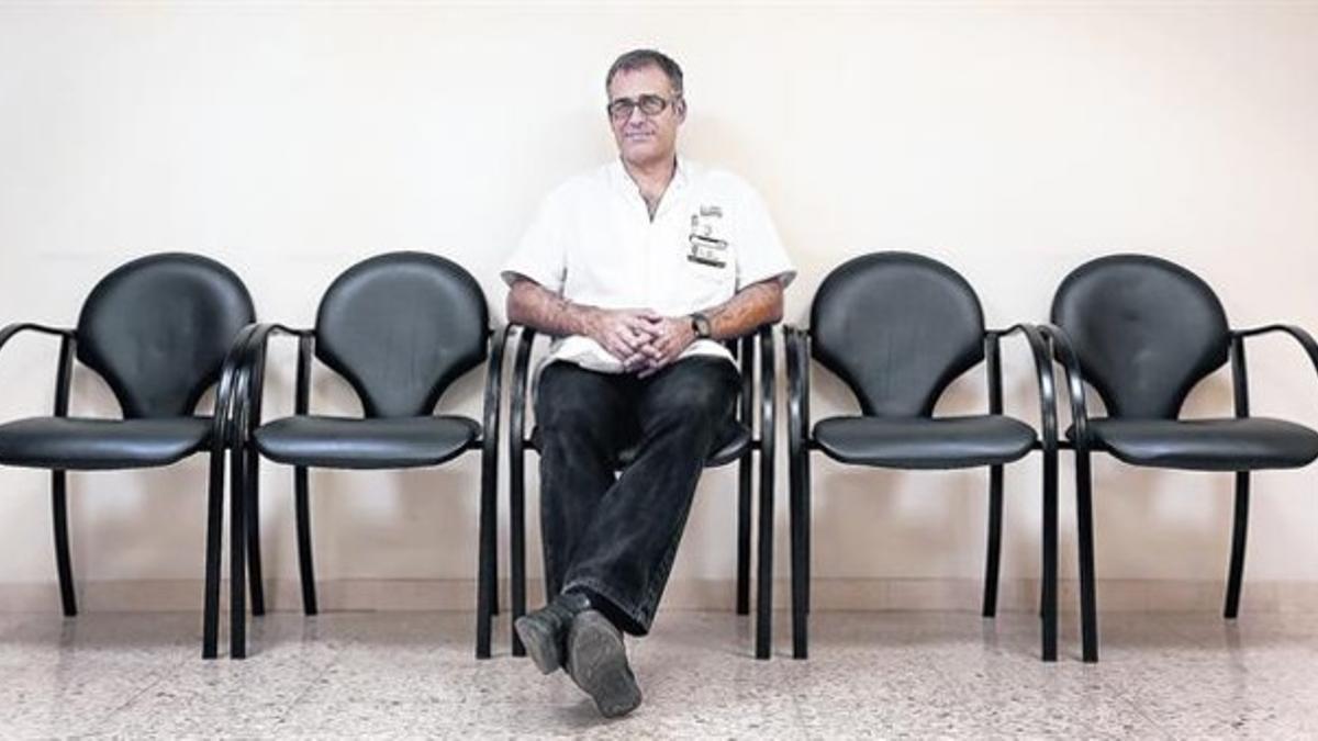 El doctor Jordi Blanch, en la sala de espera de las consultas externas de salud mental del Hospital Clínic.