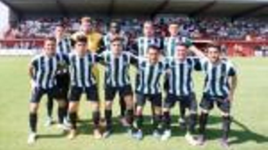 El primer onze titular del Peralada a Segona B en el partit contra el Mallorca al Municipal.